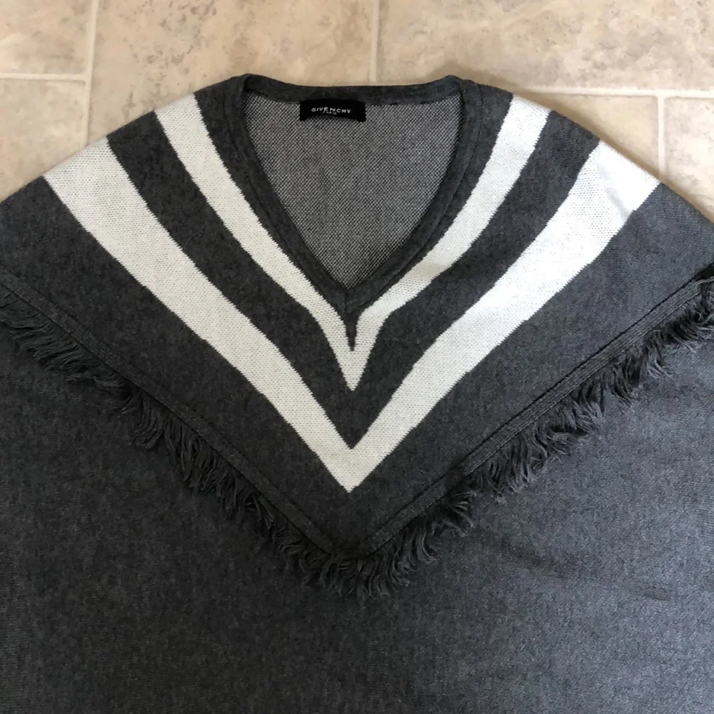 Grey poncho - Picture 2 of 9
